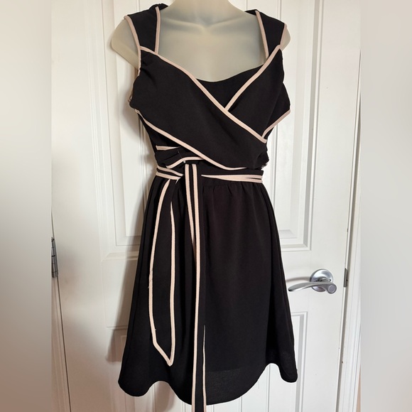 C.Luce Elegant Black Dress with Cream Accents size M - Picture 6 of 7